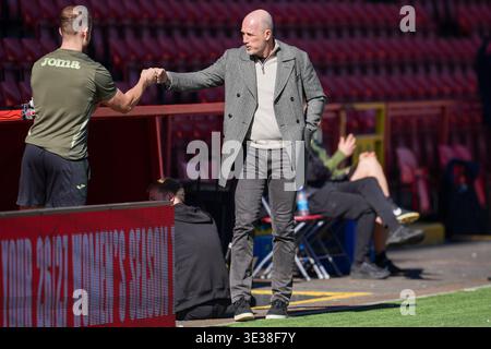 London, Großbritannien. 21. März 2026; The Valley, Charlton, London, England: English Championship Football, Charlton Athletic gegen Norwich City; Norwich Manager Philippe Clement fäustet mit Staff Credit: Action Plus Sports Images/Alamy Live News Stockfoto