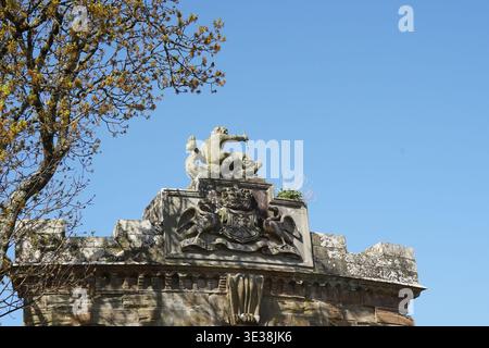 Historische Steinskulptur und Wappen auf dem alten Gebäude Stockfoto