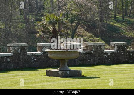 Boconnoc House, Cornwall, Steinbrunnen, Gartenurne, Formeller Garten, English Heritage, Castellated Wall, Herrenhaus, Landschaftsarchitektur, Garten Stockfoto