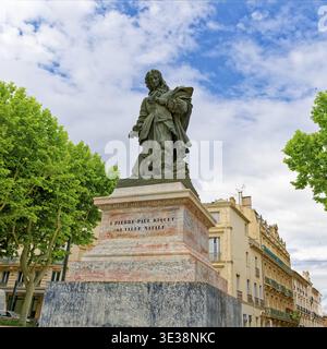 Statue von Pierre-Paul Riquet vor einem bewölkten Himmel und umgeben von Bäumen, Pierre-Paul Riquet, Baron von Bonrepos, Ingenieur, Beziers, Südfrankreich Stockfoto