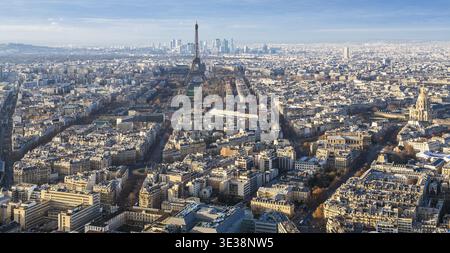 Reisen Sie nach Frankreich - Eiffelturm und Paris in der Winterdämmerung von Tour Maine - Montparnasse (Montparnasse-Turm) Stockfoto