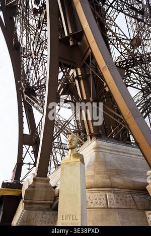PARIS, FRANKREICH - 4. MÄRZ: Skulpturenbüste des Eiffelturms in Paris am 4. März 2013. Der Eiffelturm ist nach dem Ingenieur Gustave EI benannt Stockfoto