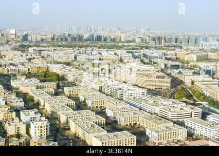 Panoramablick von der Spitze des Dubai Frame auf das alte Dubai Viertel und weiße Gebäude. Reisen Sie in den VAE und alten Gebäuden der Stadt Stockfoto