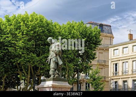 Statue in einem Park vor üppigen Bäumen und europäischen Gebäuden, Pierre-Paul Riquet, Baron von Bonrepos, Ingenieur, Beziers, Südfrankreich, Herault d Stockfoto
