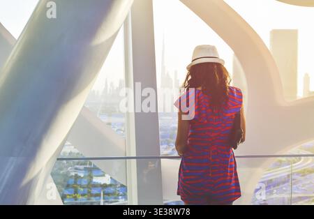 Dubai, VAE - 14.. oktober 2022: kaukasischer Tourist im berühmten Frame Wahrzeichen Genießen Sie das Panorama der Skyline der Stadt. Besuchen Sie die Urlaubsziele der VAE in D Stockfoto