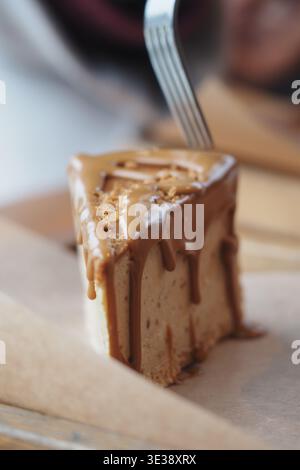 Köstliche Dessertscheibe mit Karamell auf einem Teller Stockfoto