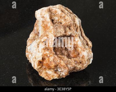 Macro shooting of natural mineral - Wulfenite crystals in rock on black granite from Ural Mountains Stockfoto