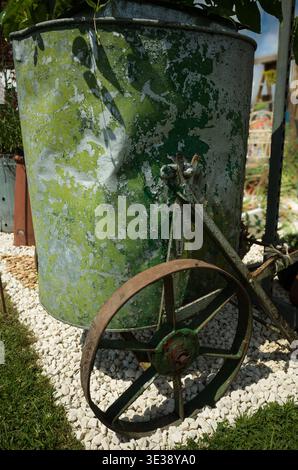 Eine alte gusseiserne viktorianische Gartenwasserträger. Stockfoto