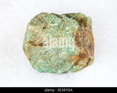 Makroaufnahmen von natürlichem Mineral - roher Amazonit-Edelstein auf weißem Marmor aus dem Ural Stockfoto