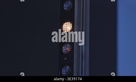 Professionelle Bühnenlichtleiste mit mehreren Glühbirnen auf tiefblauem Hintergrund Stockfoto