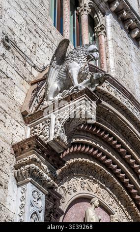 Bronzekopie des Löwen Guelf, Symbol der Stadt Perugia, oberhalb der Portale Maggiore des Palazzo dei priori auf dem Corso Vannucci in Perugia, Umbrien, Italien Stockfoto