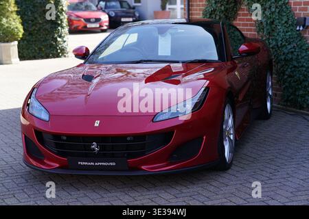 Red Ferrari Roma Sportwagen parkt vor einem Händler in Lyndhurst, New Forest, Hampshire, England. Lyndhurst, England Stockfoto
