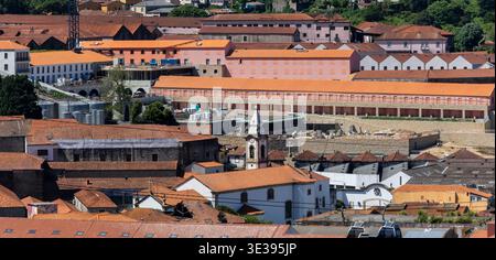 Vila Nova de Gaia mit den Portweinkellern, einer Kirche und Terrakottadächern in Porto, Portugal. Stockfoto