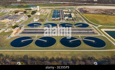 Wasseraufbereitungsanlage zur Abwasseraufbereitung mit großen kreisförmigen Klärtanks Stockfoto