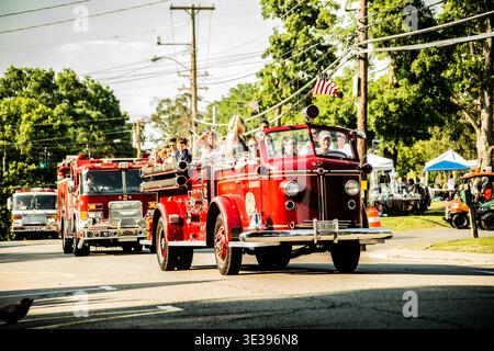 Klassischer Feuerwehrwagen in der Kleinstadt, 4. Juli Parade Stockfoto