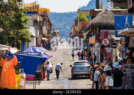 Tepoztlan, Mexiko - 26. März 2024. Haupttouristenstraße Del Tepozteco auf dem Weg zur Pyramide Stockfoto