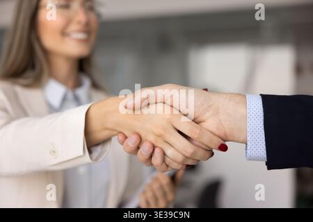 Nahaufnahme des Handschlags zwischen Geschäftsmann und Geschäftsfrau Stockfoto