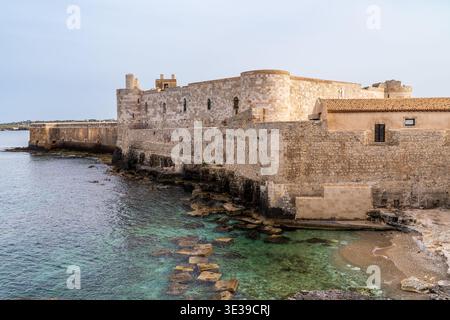 Panoramablick auf das Schloss Maniace in Syrakus, Sizilien. Die beeindruckende schwäbische Kalksteinfestung steht an der Spitze der Insel Ortigia, umgeben von tur Stockfoto