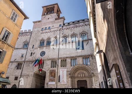 Fassade des Palazzo dei priori am Corso Vannucci, heute die Galleria Nazionale dell'Umbria, im historischen Zentrum von Perugia, Umbrien, Italien. Stockfoto