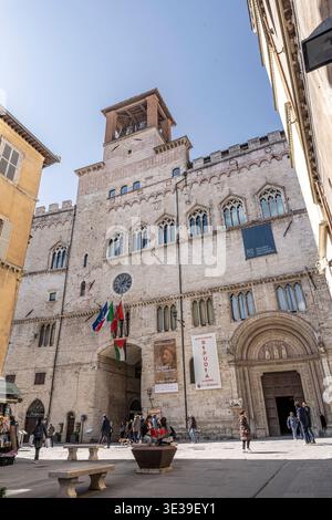 Fassade des Palazzo dei priori am Corso Vannucci, heute die Galleria Nazionale dell'Umbria, im historischen Zentrum von Perugia, Umbrien, Italien. Stockfoto