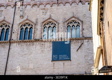 Fassade des Palazzo dei priori am Corso Vannucci, heute die Galleria Nazionale dell'Umbria, im historischen Zentrum von Perugia, Umbrien, Italien. Stockfoto