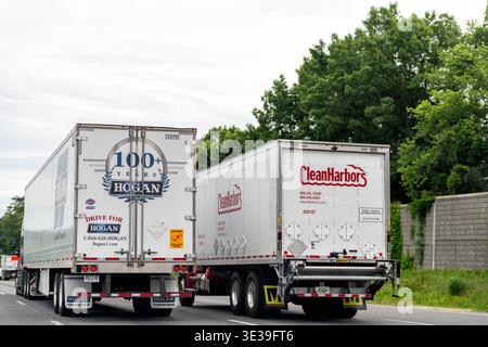 Garrisonville, USA - 27. Mai 2025: Lkw zwei Fahrzeuge auf der Highway i-95 in Nord-Virginia, die CleanHarbors und Hogan auf mehrspuriger Strecke fahren Stockfoto