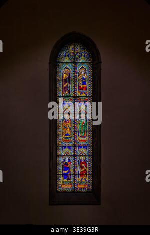 Florenz, Italien - 03. Juni 2022: Buntes Buntglasfenster im berühmten Dom oder der Cattedrale di Santa Maria del Fiore Stockfoto