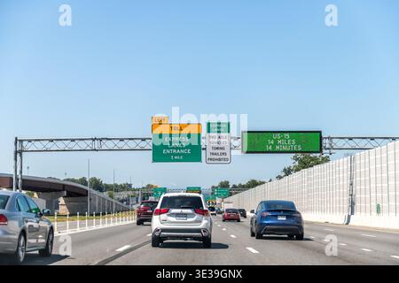 Fairfax, USA - 10. August 2025: Mautpflichtige Express-Fahrspuren in Fairfax County, Nord-Virginia, mit Autos in stark befahrenen Städten Stockfoto