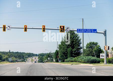 Gainesville, USA - 10. August 2025: Wohnstraße im Norden von Virginia durch Washington DC mit Oaks Drive-Schild an der Ampelkreuzung Stockfoto