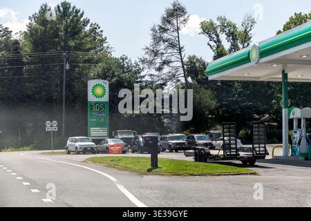 Afton, USA - 10. August 2025: BP Tankstelle Tankpumpe auf dem Land Virginia mit Autos, die im Sommer Benzin tanken Stockfoto