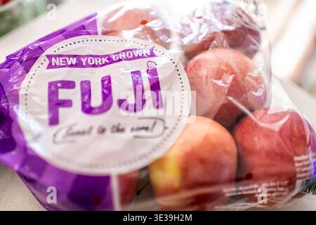 Roseland, USA - 10. Februar 2025: Großaufnahme der Marke Aldi Fuji Äpfel in Beutel für New York Grow Fruit Stockfoto