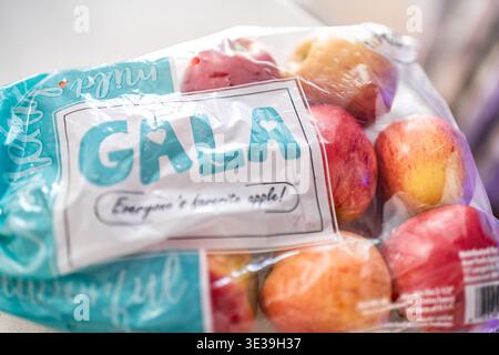 Roseland, USA - 13. Februar 2025: Großaufnahme der Marke Aldi Gala Äpfel in Beutel Label für Lieblingsfrüchte Stockfoto