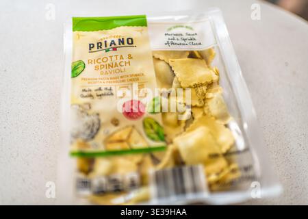 Roseland, USA - 27. Februar 2025: Die italienische Marke Aldi Priano ist ein Premium-Ricotta-Spinat-Ravioli-Nudelprodukt mit Provolone-Käse-Füllung Stockfoto