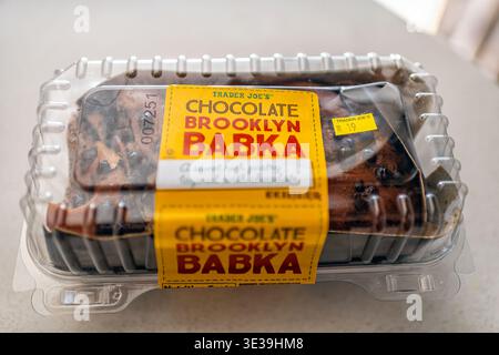 Roseland, USA - 14. März 2025: Trader Joe's Supermarkt Marke Brooklyn Babka jüdisches Gebäck aus Schokolade in Plastikverpackung Stockfoto