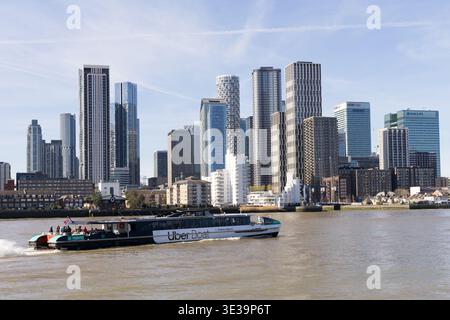 London, Großbritannien. 21. März 2026. Wetter in Großbritannien. Die Skyline des Finanzviertels Canary Wharf vom Südufer der Themse aus gesehen an einem klaren, sonnigen Frühlingstag, während London an der Spring Equinox hell ist. Die legendären Wolkenkratzer, darunter der One Canada Square, dominieren die Skyline im Osten Londons, wobei die Themse im Vordergrund den blauen Himmel reflektiert. Das Finanzviertel ist nach wie vor eine der größten und bekanntesten Skylines Europas. Quelle: Glosszoom/Alamy Live News Stockfoto