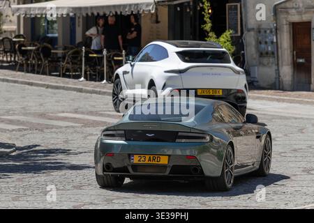 Nancy, Frankreich - 24. Juni 2025 : Blick auf einen grauen Aston Martin V12 Vantage S, der auf einer Straße fährt. Stockfoto