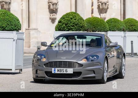Nancy, Frankreich - 24. Juni 2025 : Blick auf einen grauen Aston Martin DBS, der auf einer Straße fährt. Stockfoto