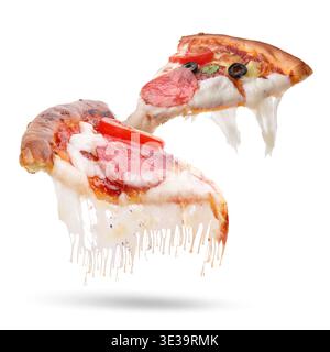 Appetitliche Pizzascheiben mit dehnbaren Käsesaiten in der Luft auf weißem Hintergrund Stockfoto