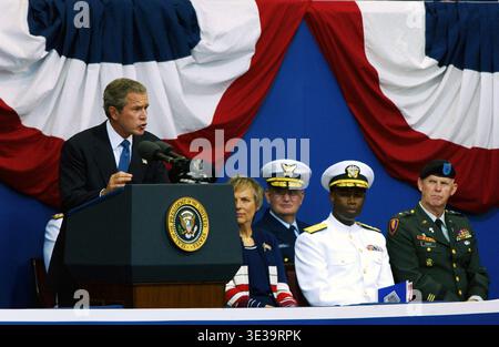 US-Präsident George W. Bush spricht 9/11 während einer Gedenkfeier im Pentagon in Washington, District of Columbia (DC). 11/09/2002 Stockfoto
