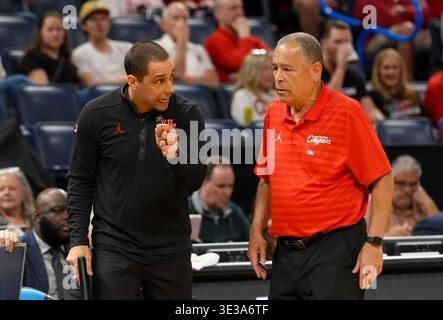 Oklahoma City, Oklahoma, USA. März 2026. KELLEN SAMPSON (links) spricht mit Houston-Cheftrainer KELVIN SAMPSON während des NCAA Men's Basketball Tournament Second Round Spiels zwischen den Houston Cougars und den Texas A&M Aggies am 21. März 2026 in Oklahoma City, Oklahoma. Houston gewann 88:57. (Kreditbild: © Scott Coleman/ZUMA Press Wire) NUR REDAKTIONELLE VERWENDUNG! Nicht für kommerzielle ZWECKE! Stockfoto