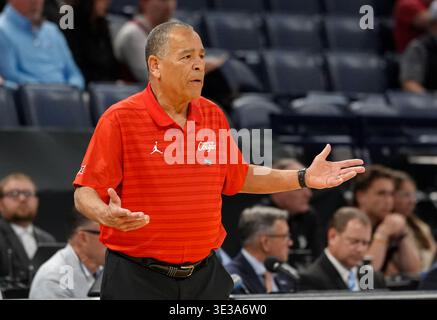 Oklahoma City, Oklahoma, USA. März 2026. Houston-Cheftrainer KELVIN SAMPSON reagiert beim NCAA Men's Basketball Tournament Second Round Spiel zwischen den Houston Cougars und den Texas A&M Aggies am 21. März 2026 in Oklahoma City, Oklahoma. Houston gewann 88:57. (Kreditbild: © Scott Coleman/ZUMA Press Wire) NUR REDAKTIONELLE VERWENDUNG! Nicht für kommerzielle ZWECKE! Stockfoto