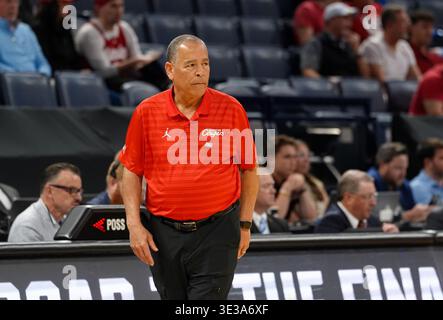 Oklahoma City, Oklahoma, USA. März 2026. Houstons Cheftrainer KELVIN SAMPSON sieht sich beim NCAA Men's Basketball Tournament Second Round Spiel zwischen den Houston Cougars und den Texas A&M Aggies am 21. März 2026 in Oklahoma City, Oklahoma, an. Houston gewann 88:57. (Kreditbild: © Scott Coleman/ZUMA Press Wire) NUR REDAKTIONELLE VERWENDUNG! Nicht für kommerzielle ZWECKE! Stockfoto