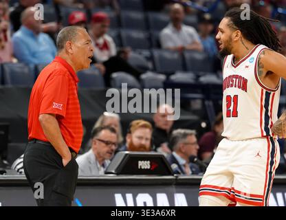 Oklahoma City, Oklahoma, USA. März 2026. Houstons Cheftrainer KELVIN SAMPSON spricht mit dem Wärter EMANUEL SHARP (21) während des NCAA Men's Basketball Tournament Second Round Spiels zwischen den Houston Cougars und den Texas A&M Aggies am 21. März 2026 in Oklahoma City, Oklahoma. Houston gewann 88:57. (Kreditbild: © Scott Coleman/ZUMA Press Wire) NUR REDAKTIONELLE VERWENDUNG! Nicht für kommerzielle ZWECKE! Stockfoto