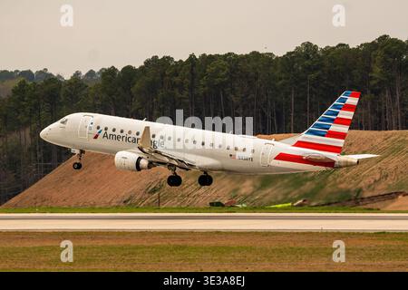 Raleigh, North Carolina, USA – März 2026: American Eagle Embraer E175 Regionaljet-Flugzeuge starten vom Flughafen Raleigh-Durham. Stockfoto