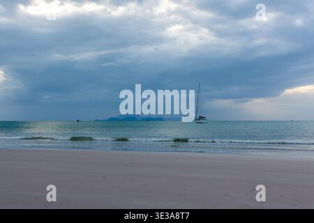 Segelboot vor Anker in der Nähe von Ao Son Beach. Blick auf die Inseln Lipe und Adang in der Ferne. Koh Tarutao Nationalpark, Thailand. Stockfoto