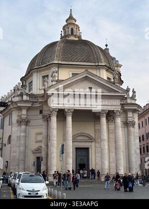 Santa Maria in Montesanto, Chiesa di Santa Maria Montesanto. Rom, Italien. Barocker Kircheneingang mit großen korinthischen Säulen und Kuppel. Touristen gat Stockfoto