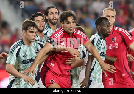 St. Louis, Missouri, USA. 21. März 2026; Energizer Park, St Louis, Missouri, Vereinigte Staaten von Amerika: Major League Soccer, St Louis City gegen New England Revolution; St. Louis City Spieler (rote Trikots) und New England Revolution Spieler drängen sich um ihre Position, während sie auf einen Eckstoß in St. Louis City in der zweiten Halbzeit warten Credit: Action Plus Sports Images/Alamy Live News Stockfoto