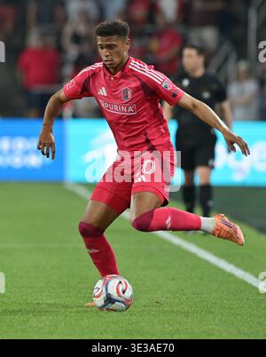 St. Louis, Missouri, USA. 21. März 2026; Energizer Park, St Louis, Missouri, Vereinigte Staaten von Amerika: Major League Soccer, St Louis City gegen New England Revolution; St. Louis City Verteidiger Rafael Santos (20) will erfolgreich sein Stockfoto