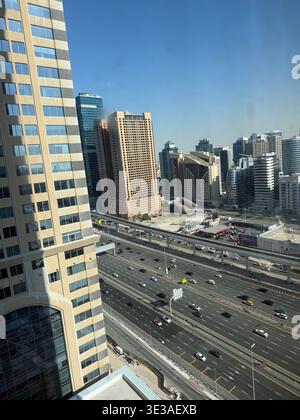 Aus der Vogelperspektive auf das berühmte Hotel Burj Al Arab und die Wolkenkratzer entlang der Sheikh Zayed Road, die die moderne Stadtlandschaft von Dubai zeigen Stockfoto