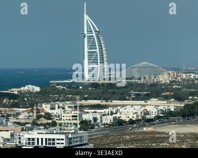 Aus der Vogelperspektive auf das berühmte Hotel Burj Al Arab und die Wolkenkratzer entlang der Sheikh Zayed Road, die die moderne Stadtlandschaft von Dubai zeigen Stockfoto